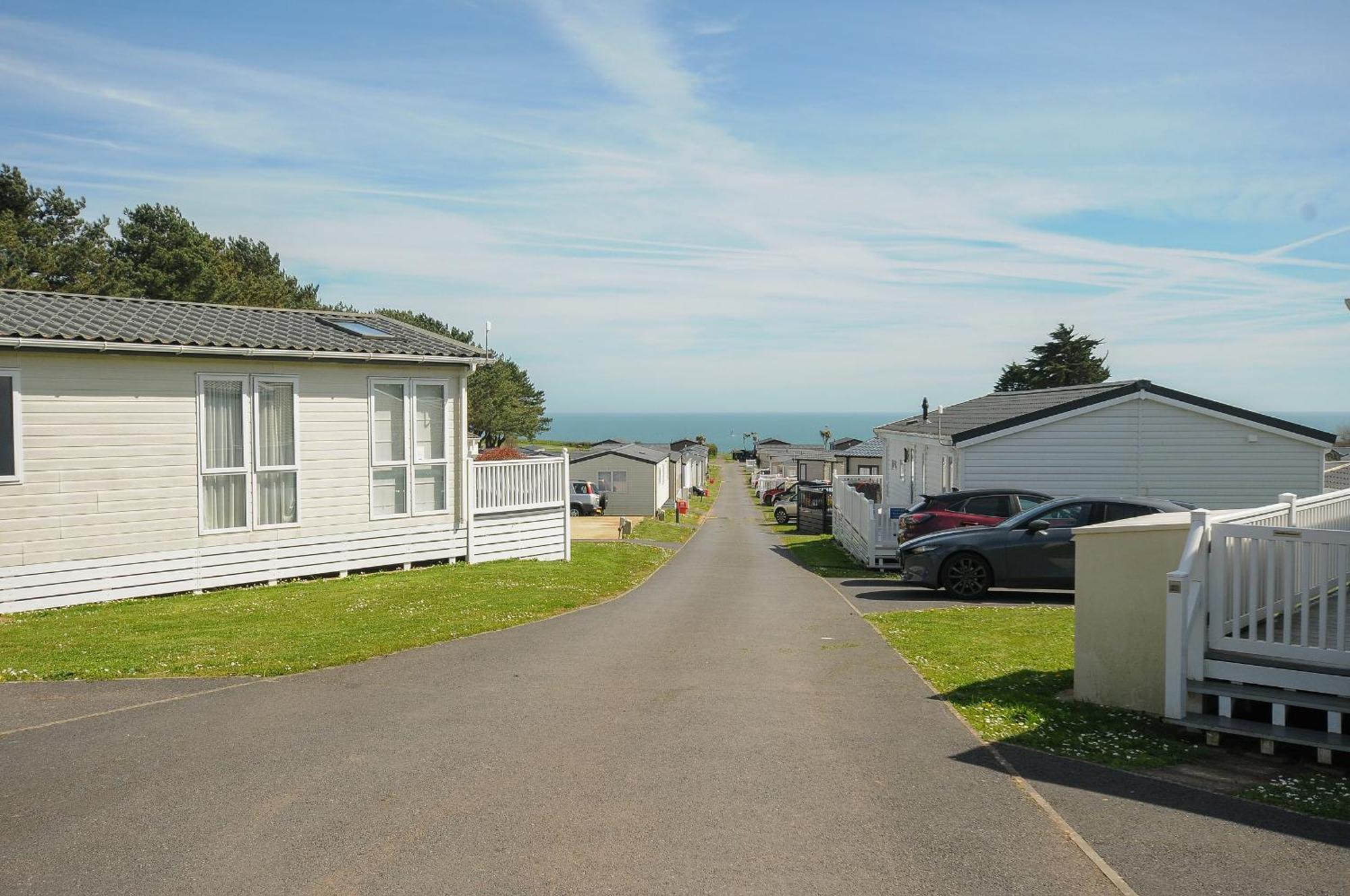 Tb Chalet T2 At Landscove Holiday Park ブリックハム エクステリア 写真